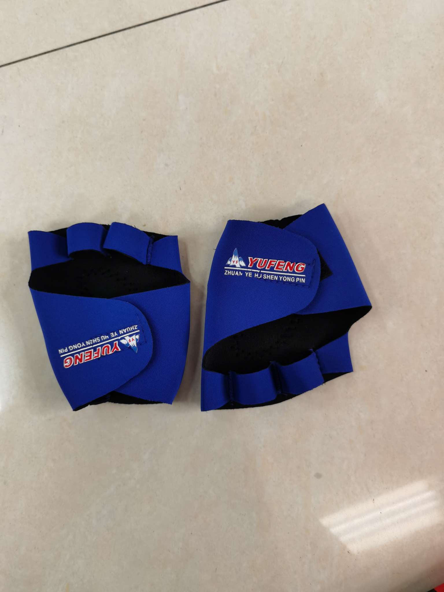 手套，批发这款防滑手套骑车和运动都可以用，它可以起到保护手部作用，防止手部弄伤，不含运费产品图