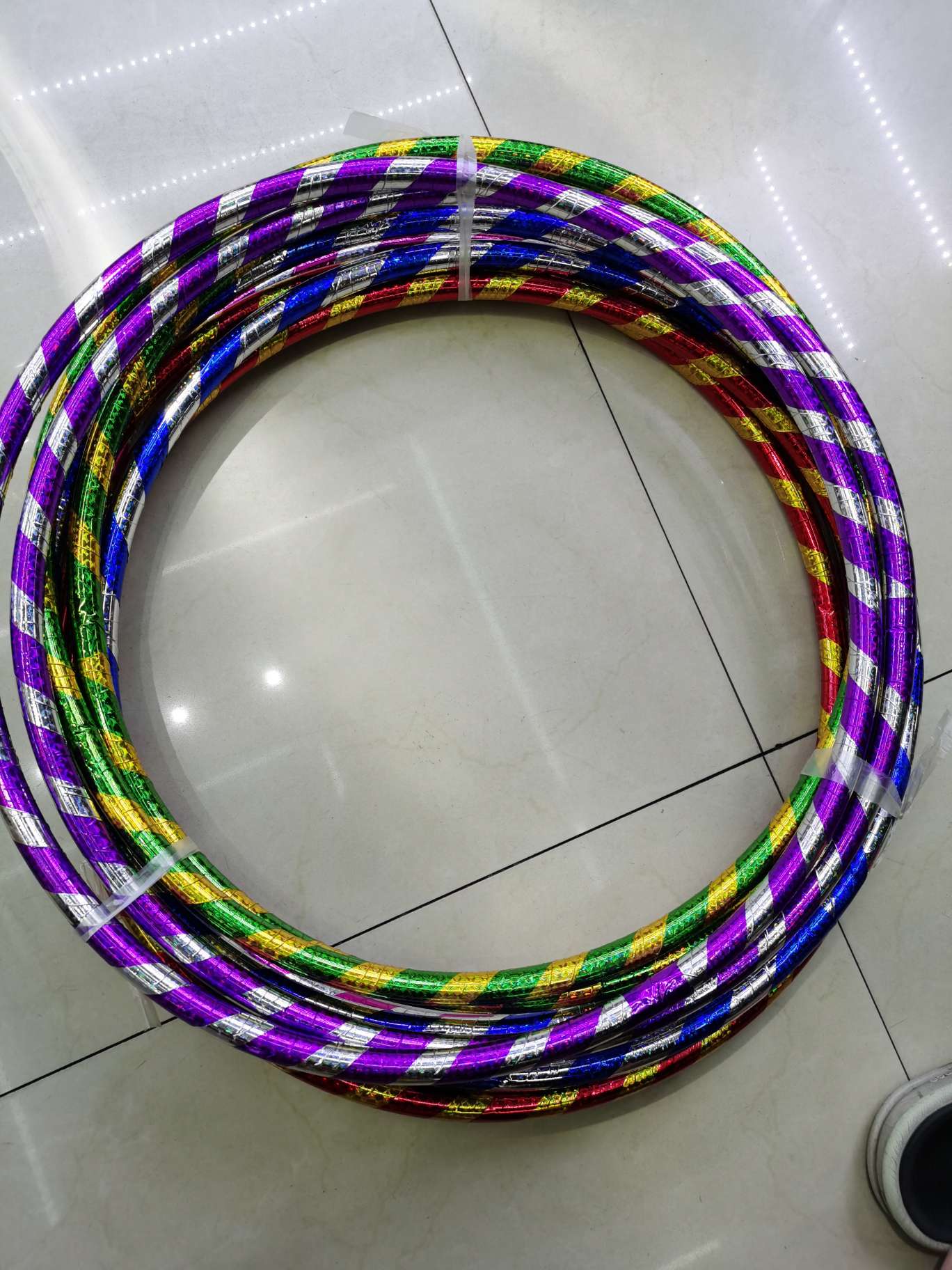 16毫米粗镭射呼啦圈55厘米呼啦圈白底实物图