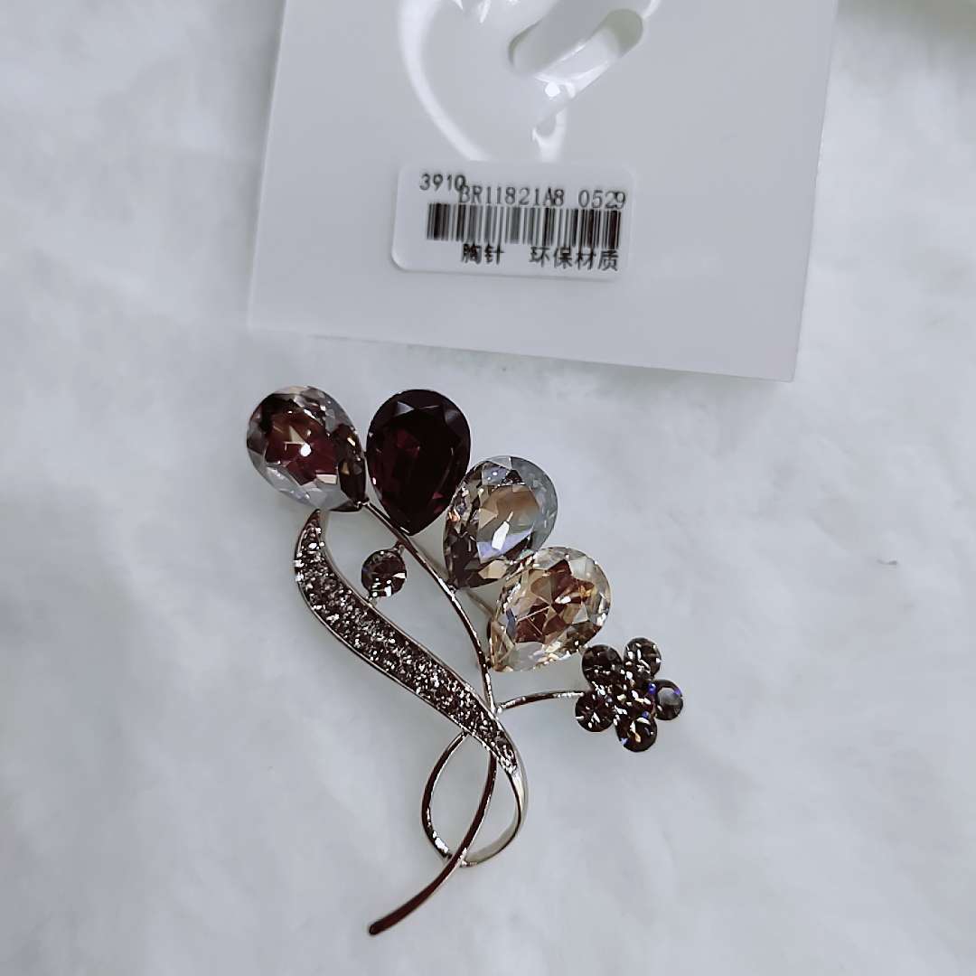 Korean fashion crystal brooch thumbnail