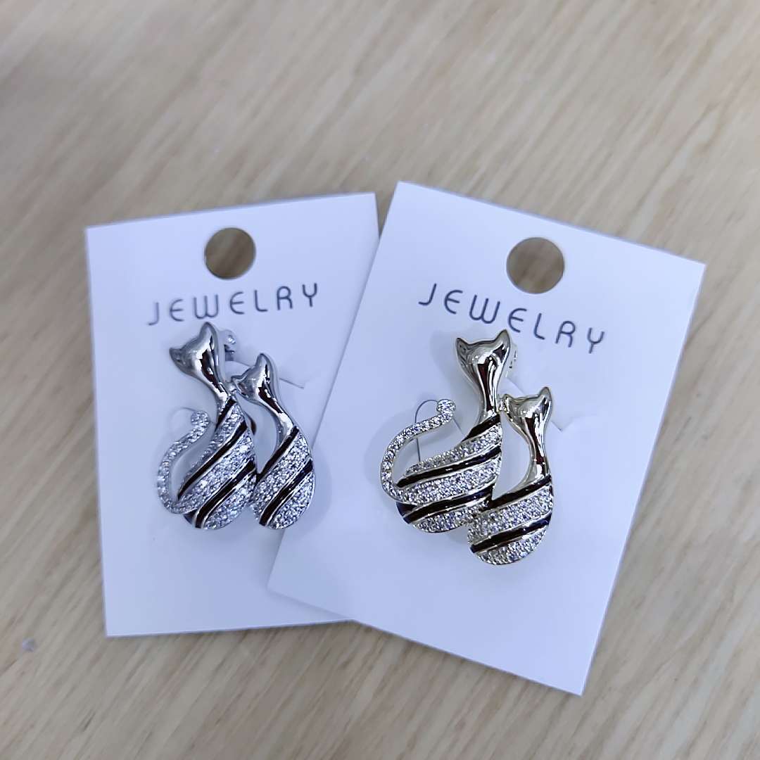 Cute kitten brooch