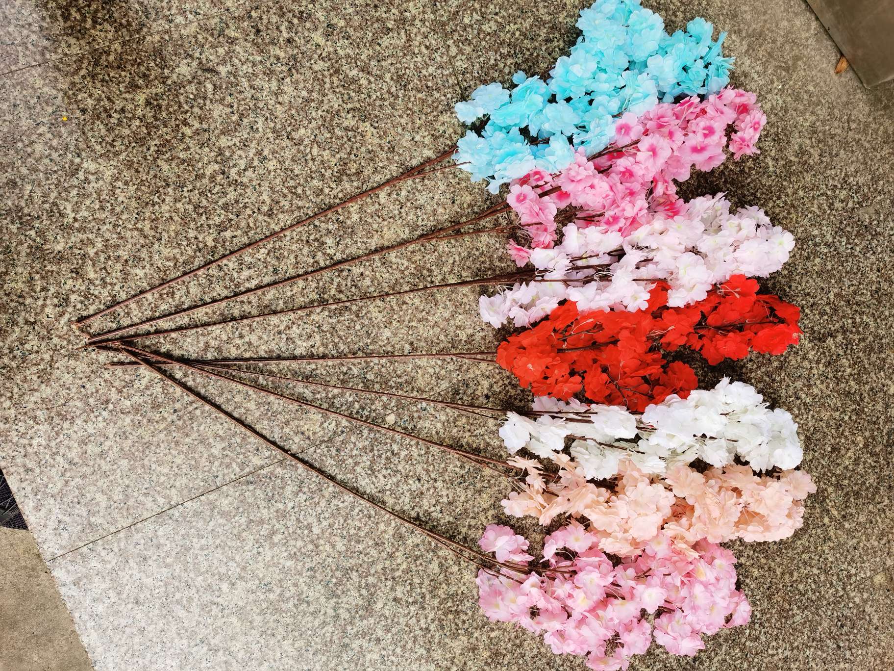 The three-pronged cherry blossoms are an excellent choice for artificial plant decoration