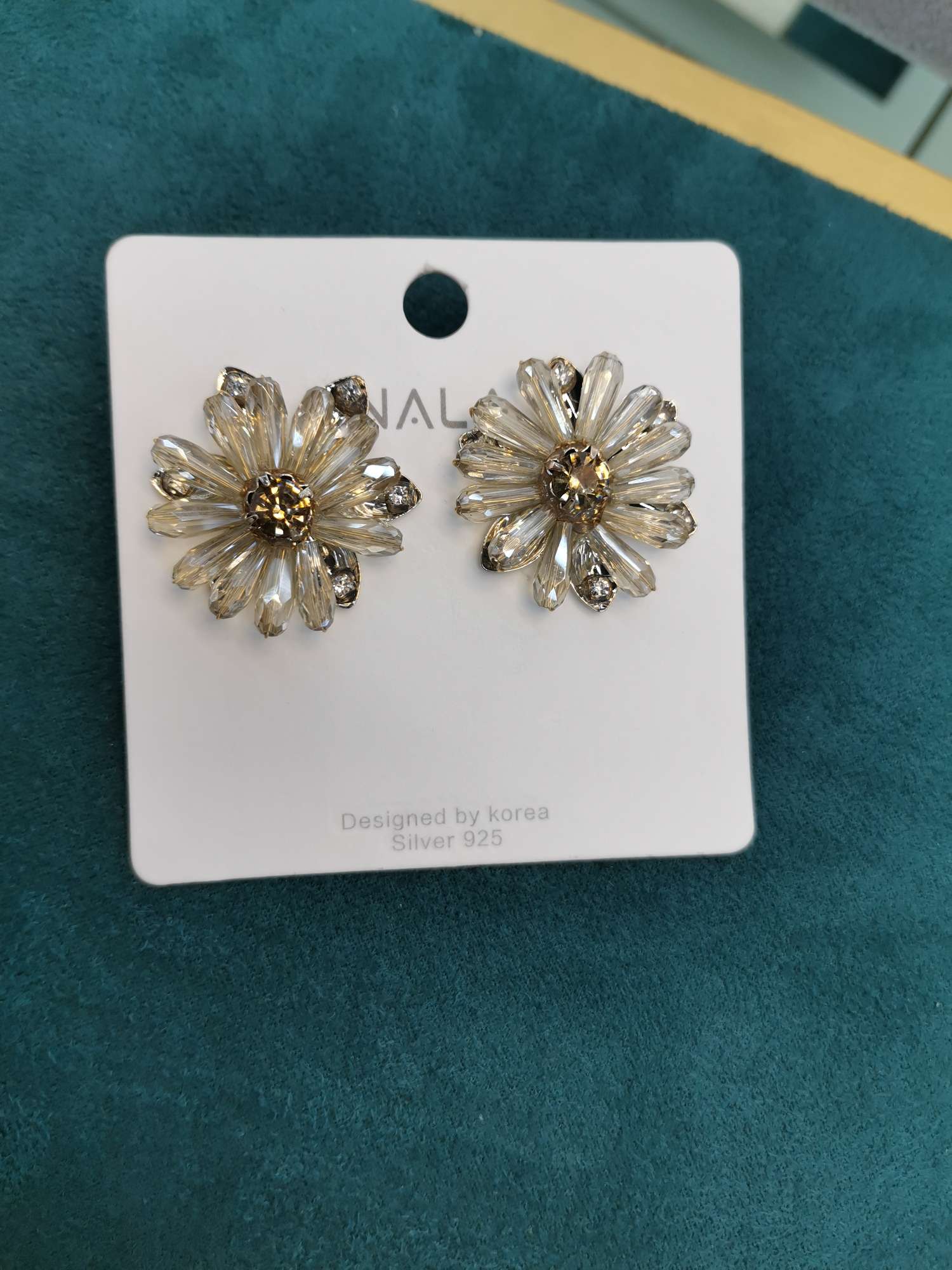 Crystal earrings at Dongdaemun, South Korea thumbnail