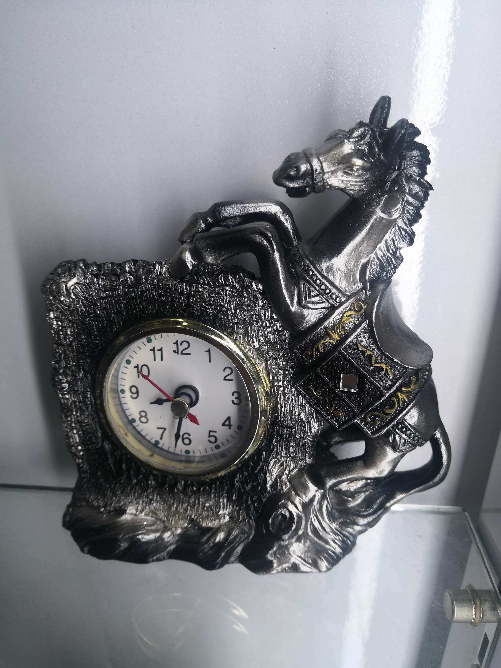 Cross-border resin crafts, Prancing horse clocks, manufacturers direct thumbnail