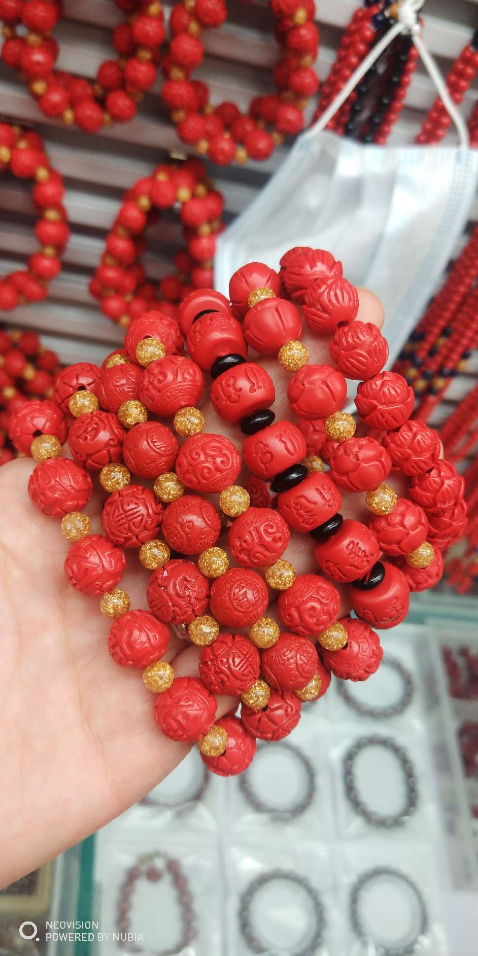 يمكن مزج سوارات اللوتس المصنوعة من رقاقة الزنجبيل الذهبية