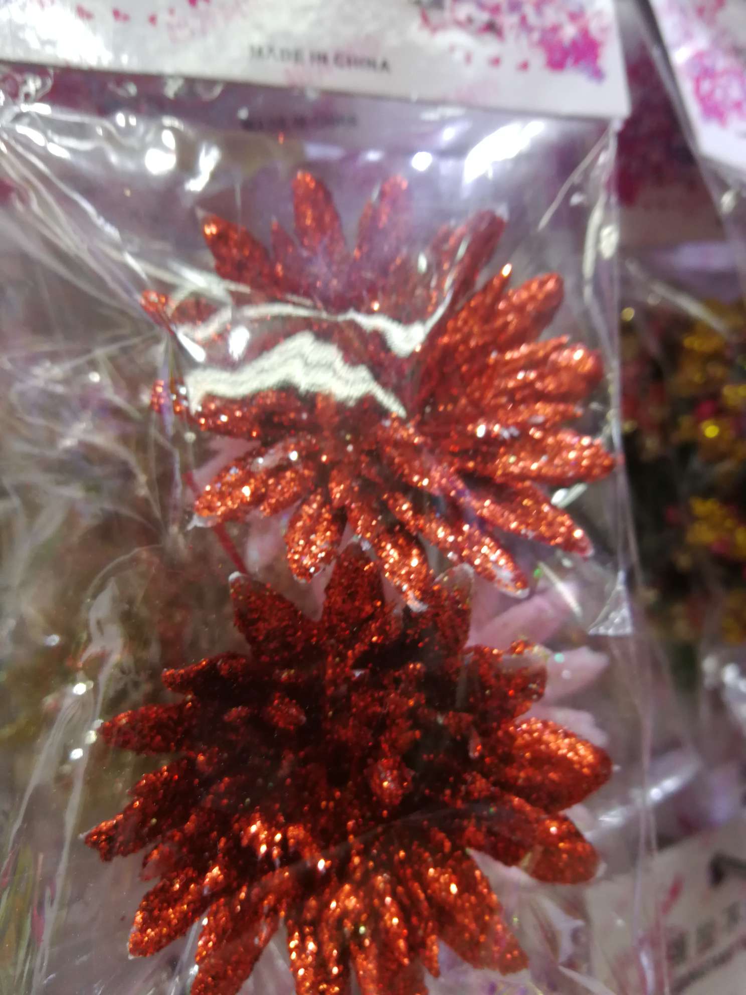 Big flowers of gold powder