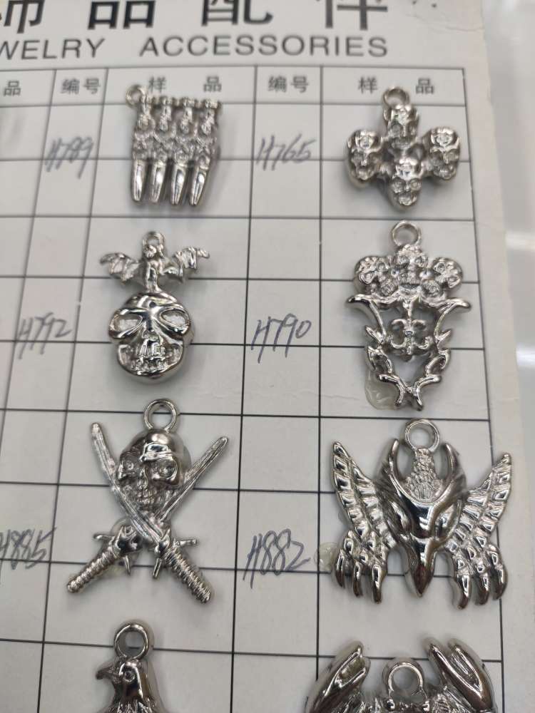 The H765 skull is approximately 30MM in length, 25MM in width, 8MM in thickness, and has a diameter of 3MM. It is made of CCB material and electroplated with white gold Application Scenario