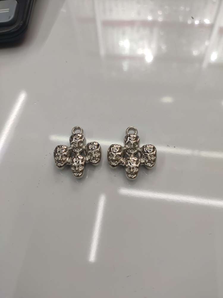 The H765 skull is approximately 30MM in length, 25MM in width, 8MM in thickness, and has a diameter of 3MM. It is made of CCB material and electroplated with white gold details Picture