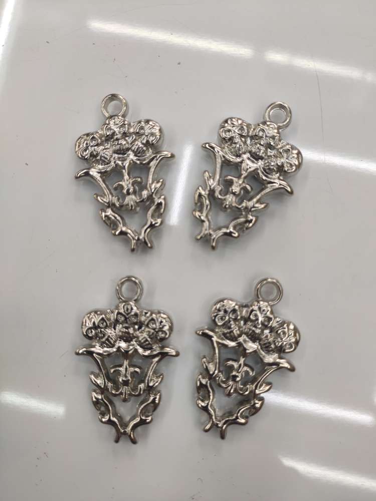 The H790 skull is approximately 40MM in length, 25MM in width, 5MM in thickness, and has a diameter of 4MM. It is made of CCB material and electroplated with white k Specification image