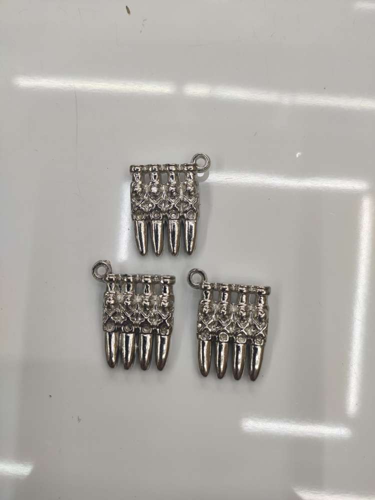 H789, approximately 29MM in length, 22MM in width, 6MM in thickness, and 2MM in diameter, is a CCB material electroplated white k necklace keychain accessory Application Scenario