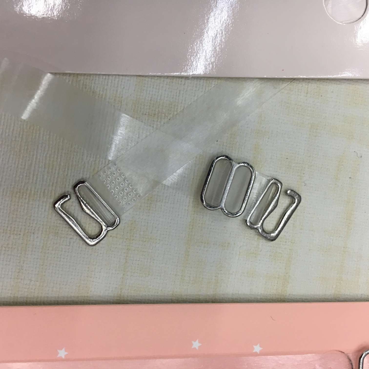 Bra underwear invisible shoulder strap transparent frosted shoulder strap stainless steel buckle shoulder strap 1cm wide packing paper card Application Scenario