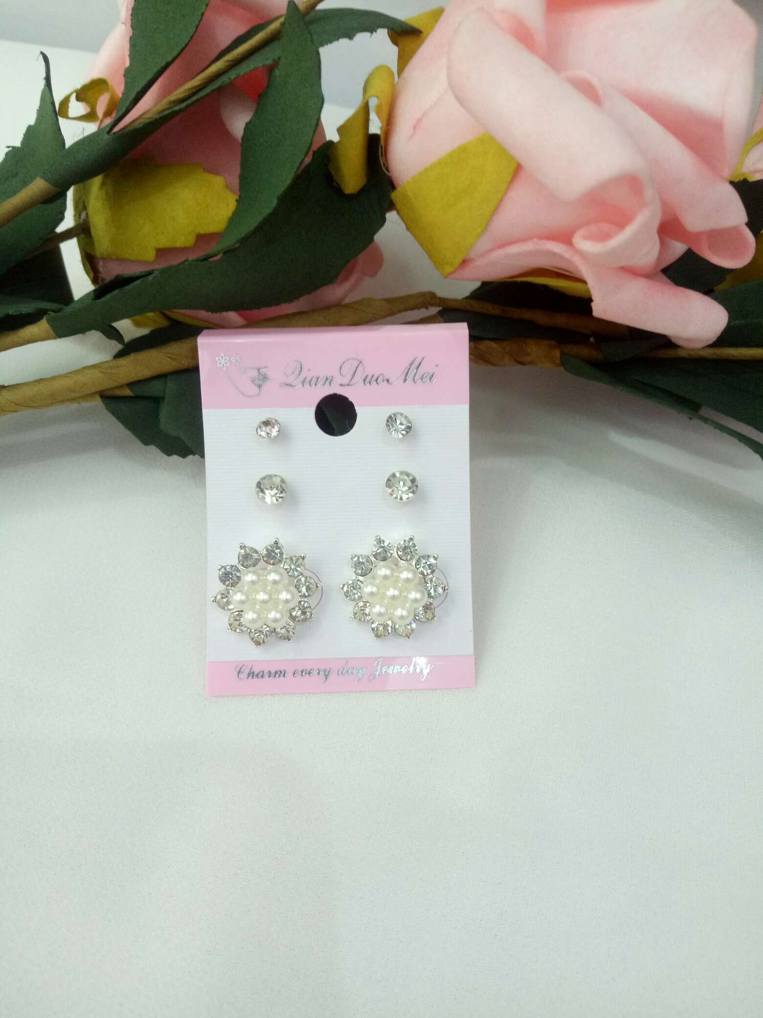 Round Flowers Full Of Diamond Pearls Fashion Exquisite Small Earrings Stall Two Yuan Shop Gift Supply
