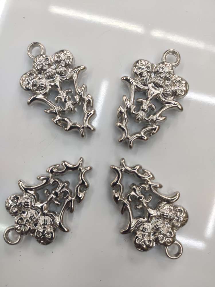 The H790 skull is approximately 40MM in length, 25MM in width, 5MM in thickness, and has a diameter of 4MM. It is made of CCB material and electroplated with white k