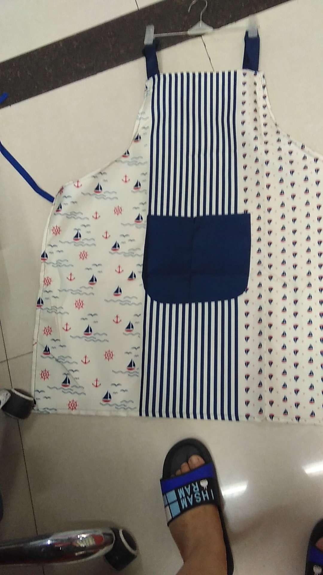 The black sun-patterned smock is oil-proof for the kitchen details Picture