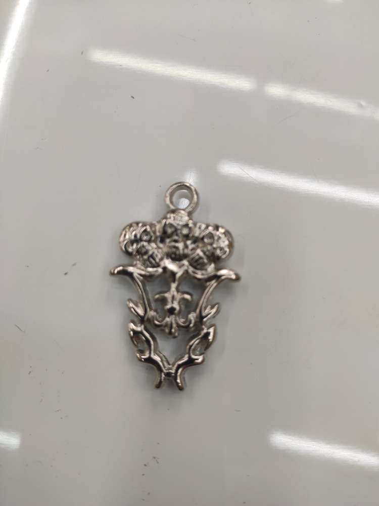 The H790 skull is approximately 40MM in length, 25MM in width, 5MM in thickness, and has a diameter of 4MM. It is made of CCB material and electroplated with white k details Picture