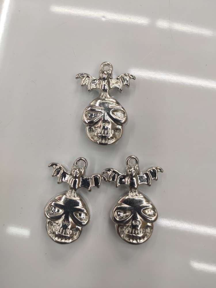 The H792 skull is approximately 32MM in length, 23MM in width, 8MM in thickness, and has a hole diameter of 2MM details Picture