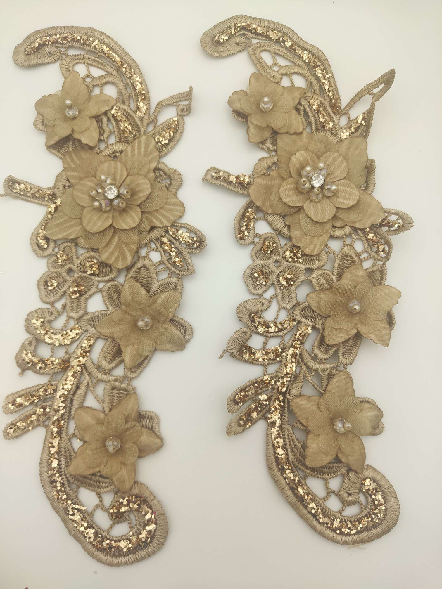 Polyester double-flower hand-stitched beaded flower clothing accessories, DIY decal and powder sprinkling, gold powder collar flower wedding dress and evening gown decoration 1-20 undefined