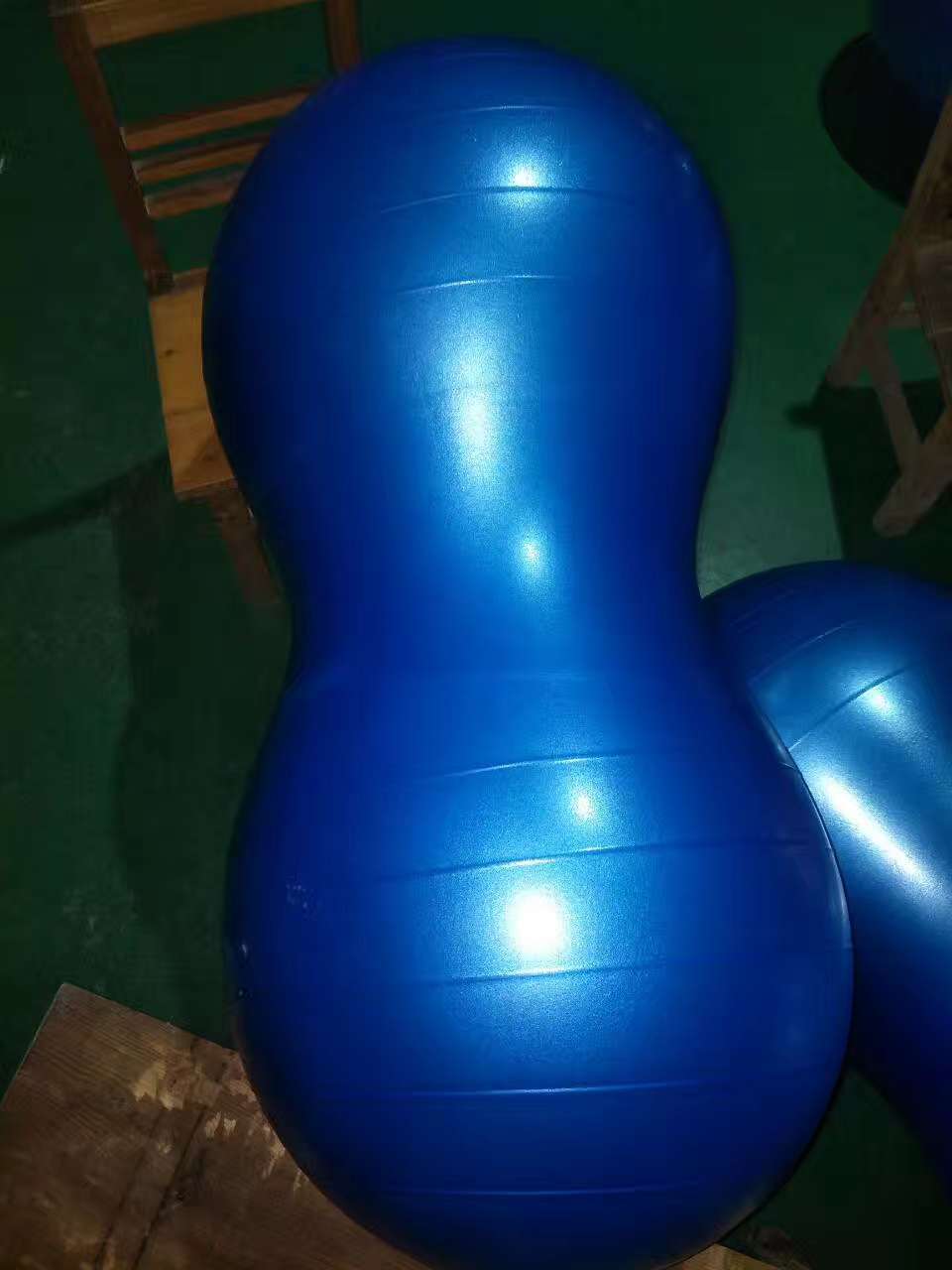 普拉提加厚花生形状健身球瑜伽球75厘米莹光花生瑜伽球详情图1