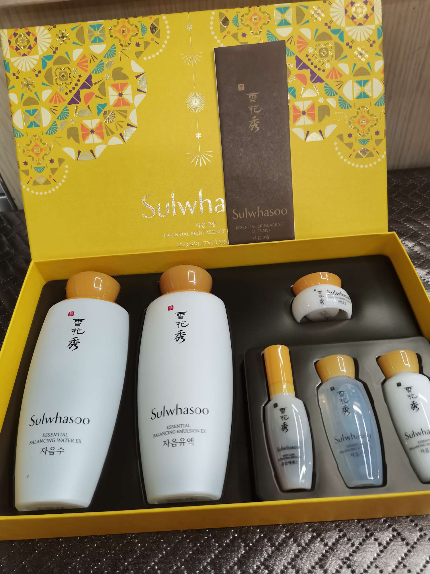 South Korea Sulwhasoo Box, The Main Moisturizing, Remove Yellow. details Picture