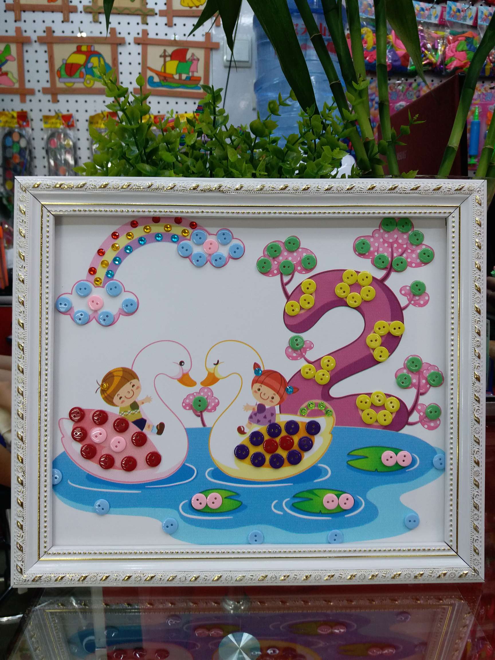 大号纽扣画搭配的装裱外框，规格30cm*35cm，配有机玻璃和挂钩材料包，一箱50个，石膏线条，高端大气上档次