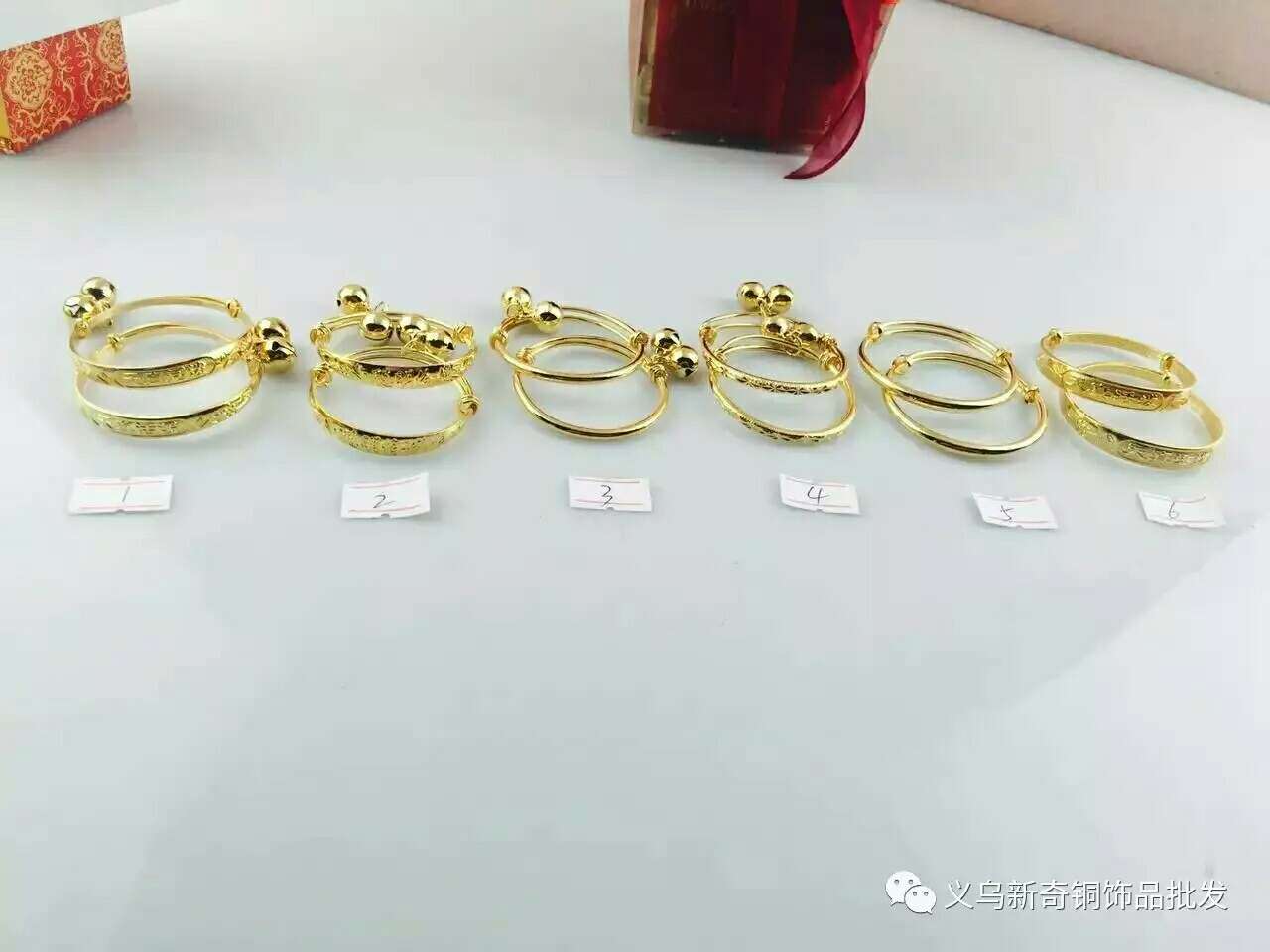 A pair of imitation gold children's bracelets for babies, a gift for 100 days old, smooth sand gold, adjustable push-pull Specification image