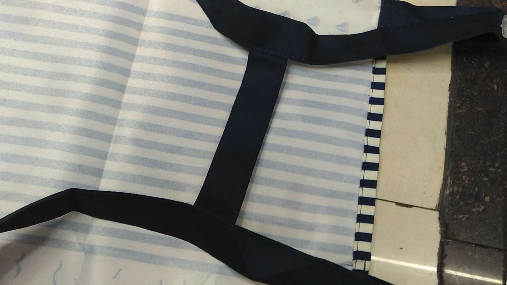 The black sun-patterned smock is oil-proof for the kitchen Specification image