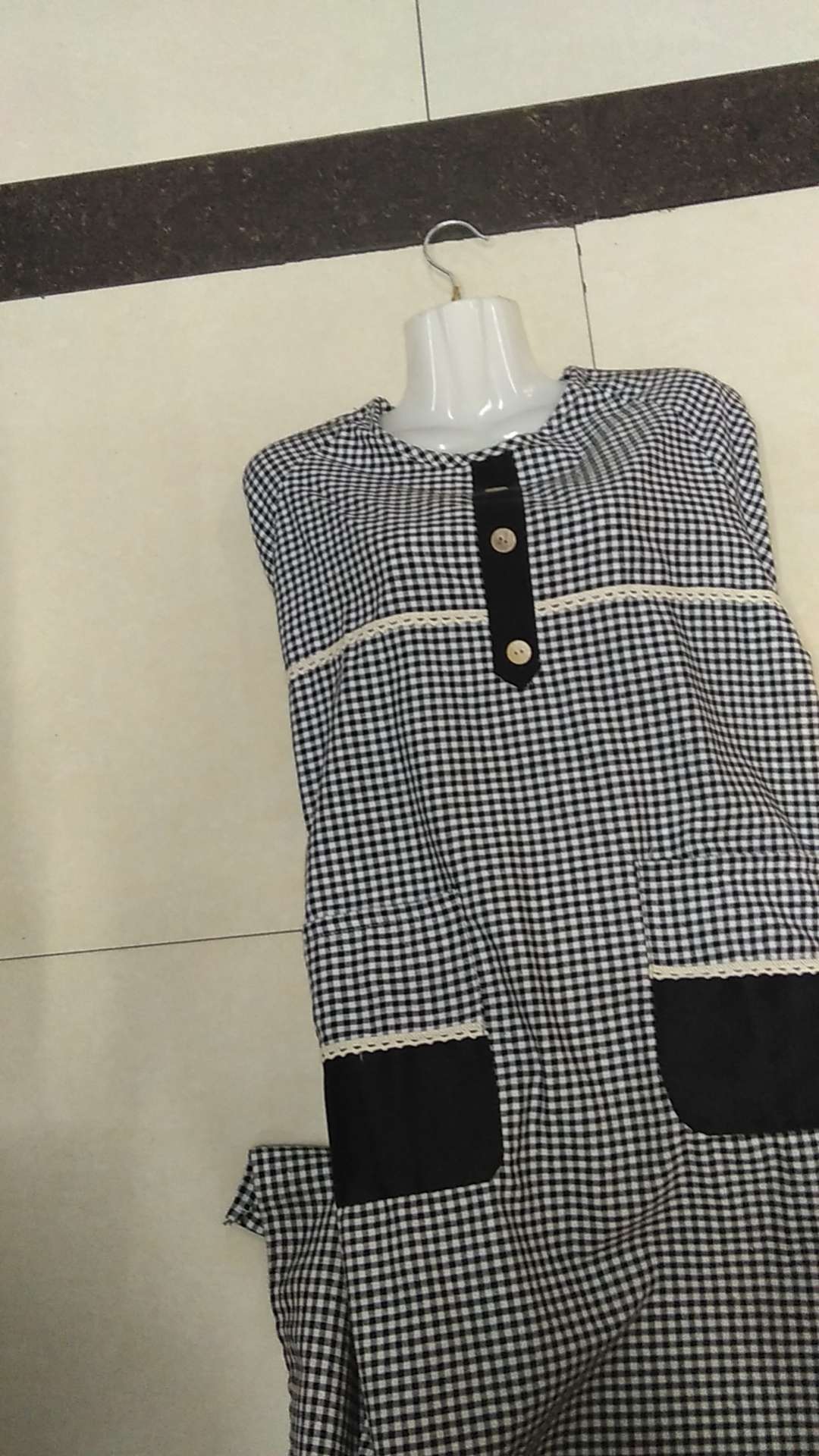 The black sun-patterned smock is oil-proof for the kitchen