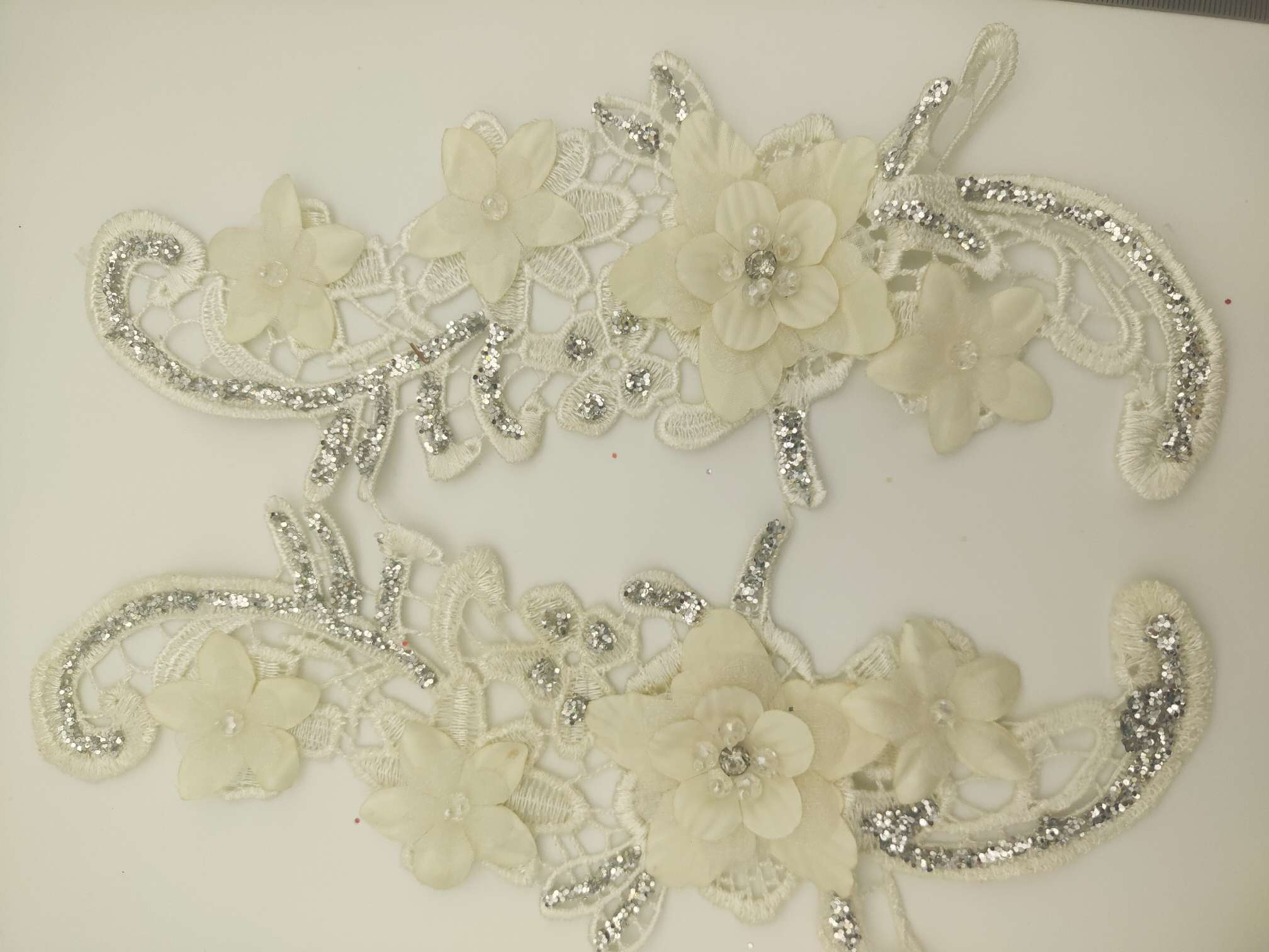 Polyester double-flower hand-stitched beaded flower clothing accessories, DIY decal and powder sprinkling, gold powder collar flower wedding dress and evening gown decoration 1-20 Application Scenario