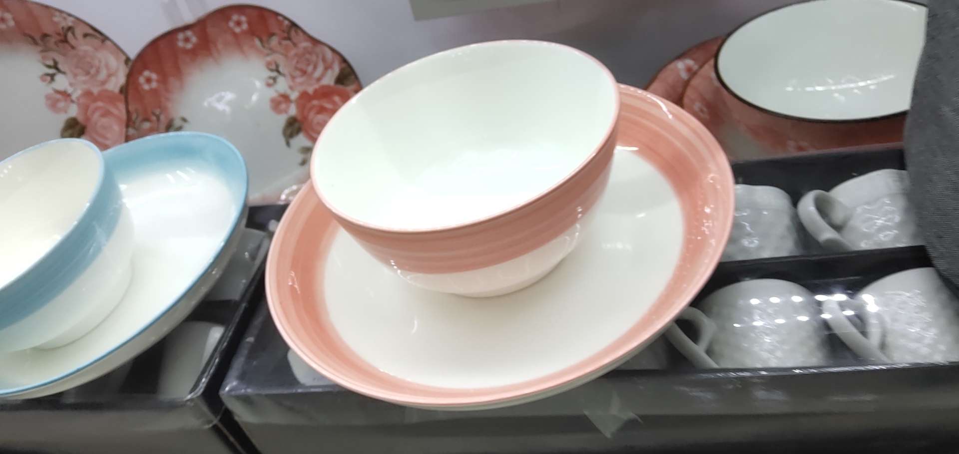 彩边盘碗产品图