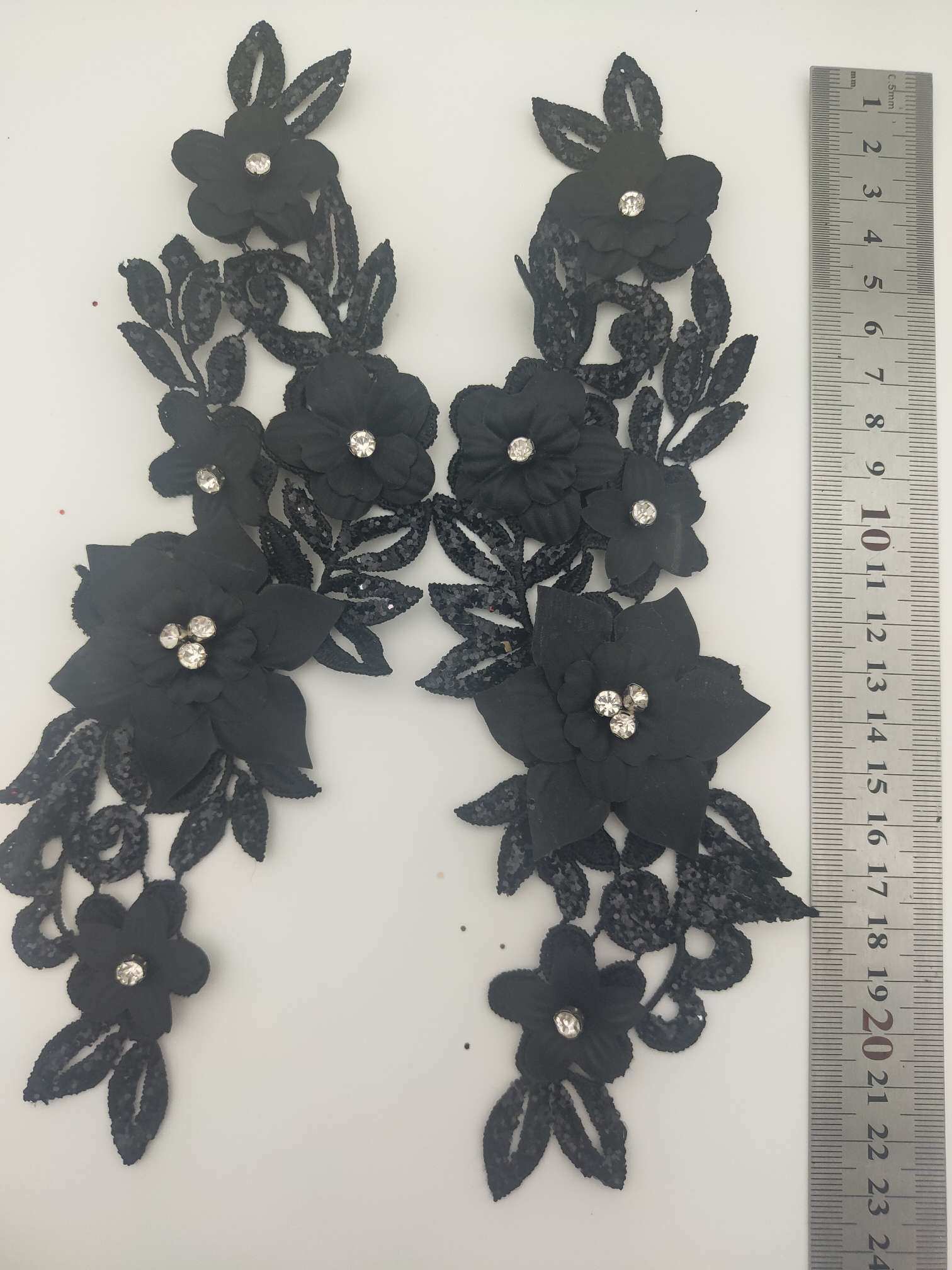 Polyester light double-flower hand-stitched beaded flower clothing accessories, DIY flower pasting, powder spraying, gold powder collar flower wedding dress and evening gown decoration 1-19 Application Scenario