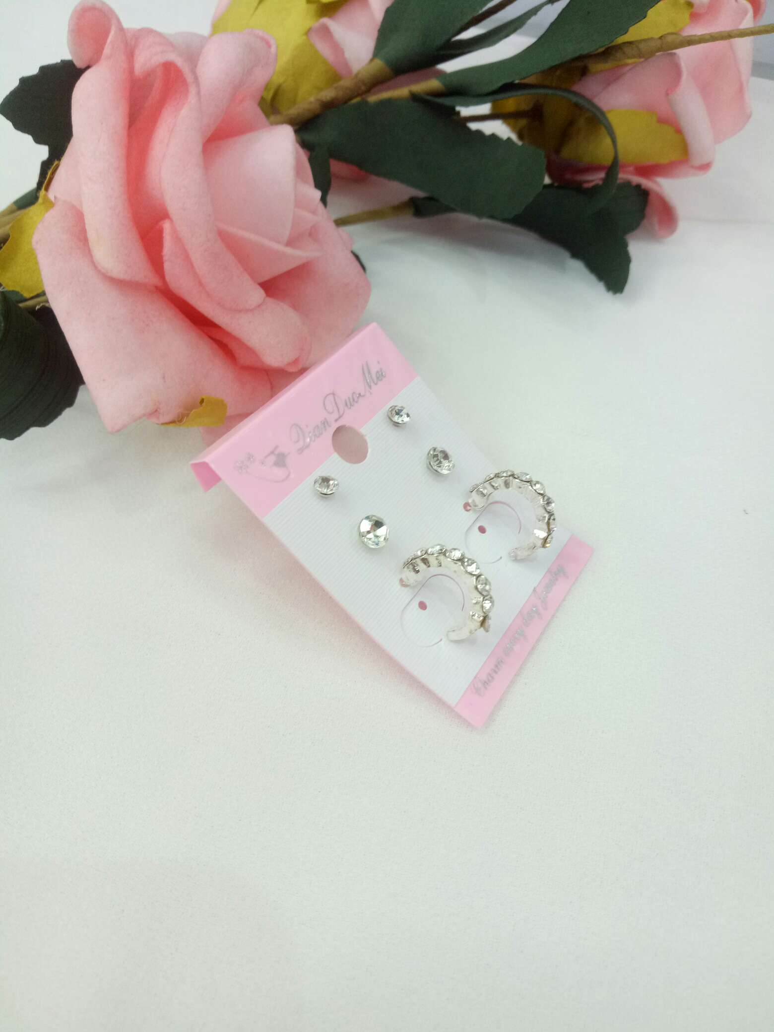 Semi-Round Rhinestone Fashion Exquisite Small Earrings Stall Two Yuan Shop Gift Supply Application Scenario