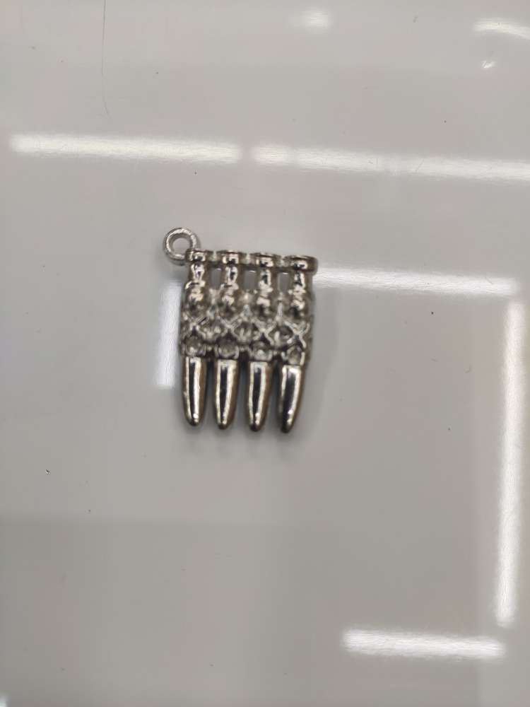 H789, approximately 29MM in length, 22MM in width, 6MM in thickness, and 2MM in diameter, is a CCB material electroplated white k necklace keychain accessory details Picture