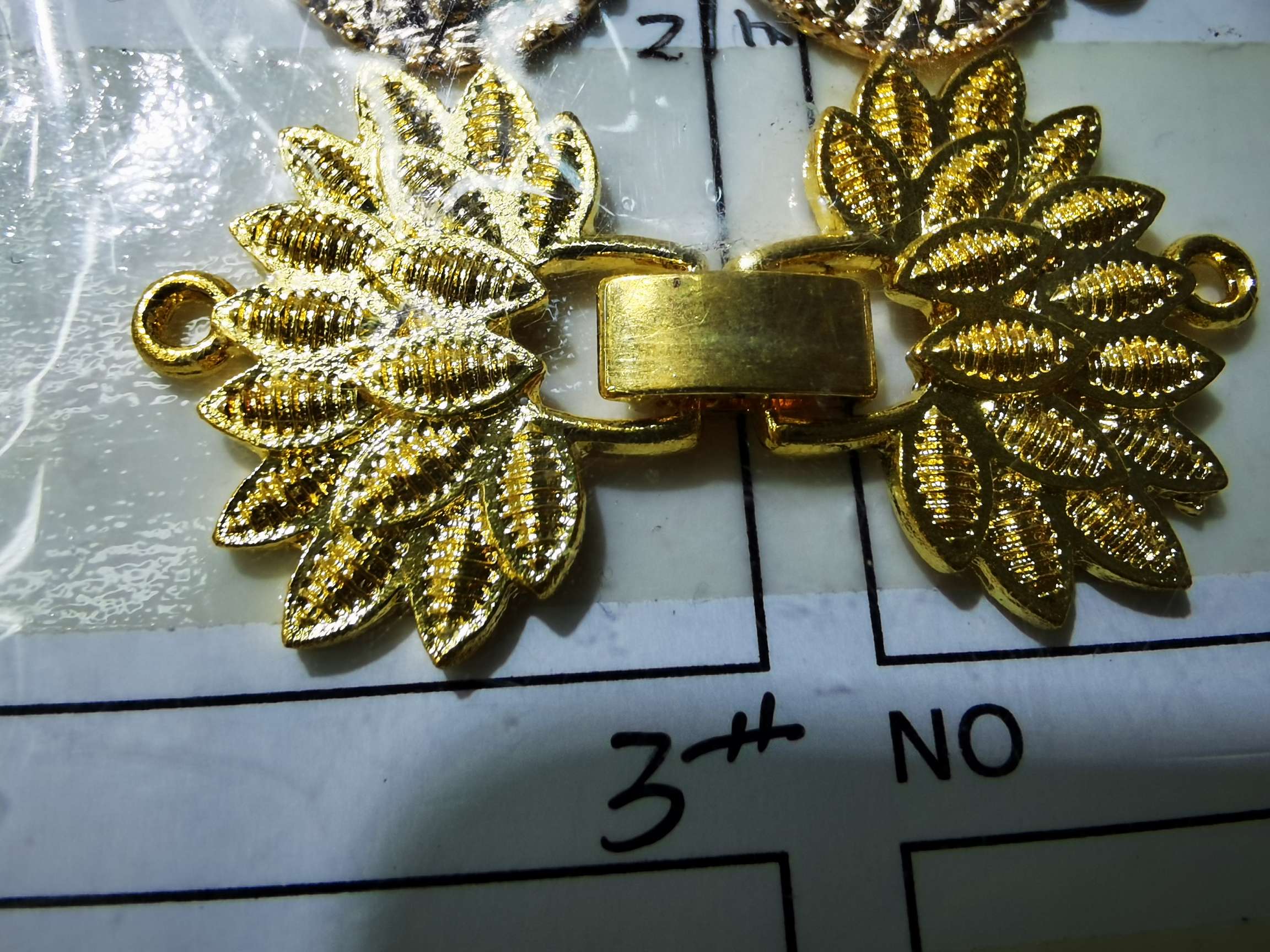 Single row pointed flower buckle thumbnail