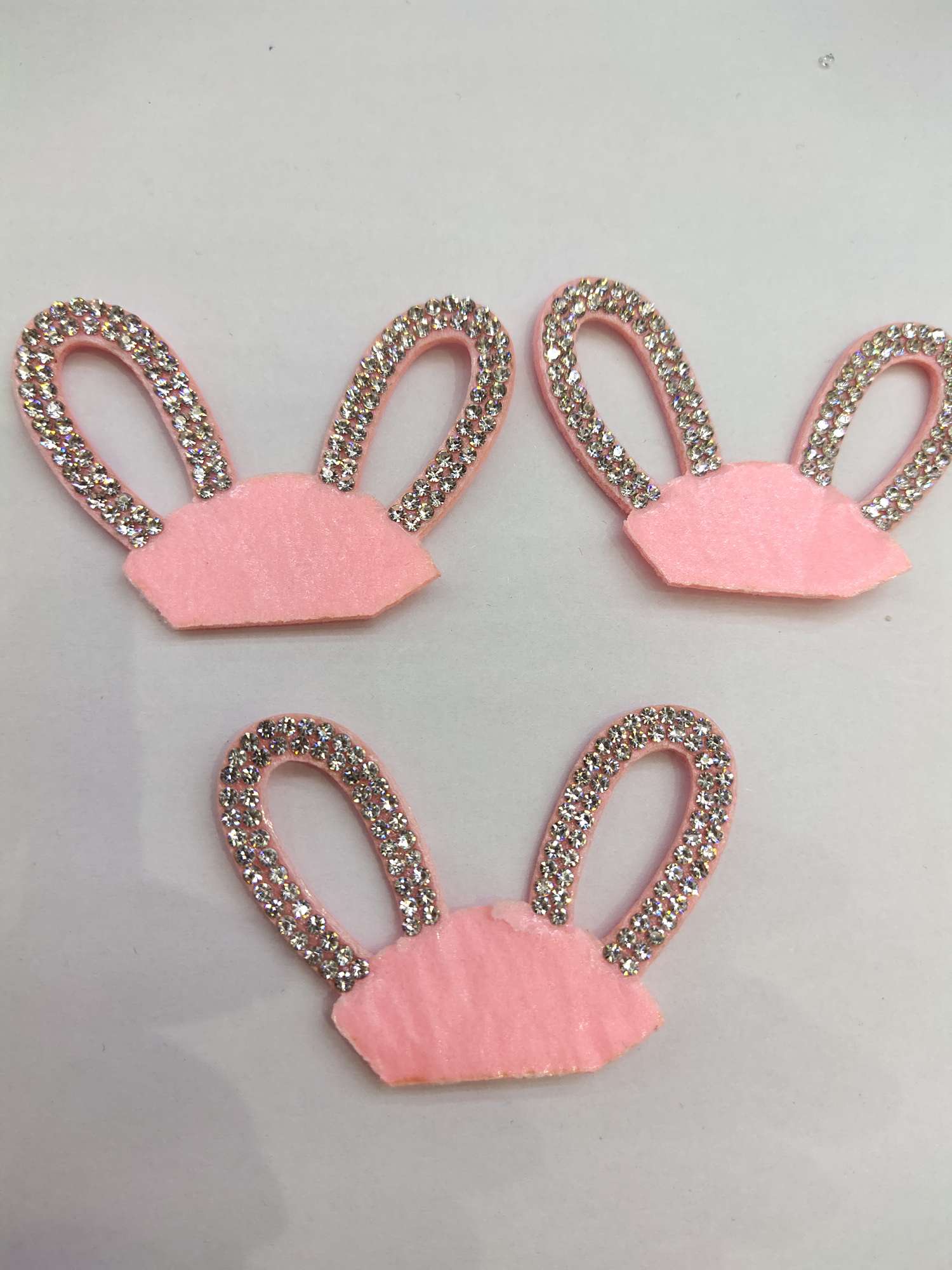 无纺布粉底白钻带托大兔耳朵 一张53个 212个起售