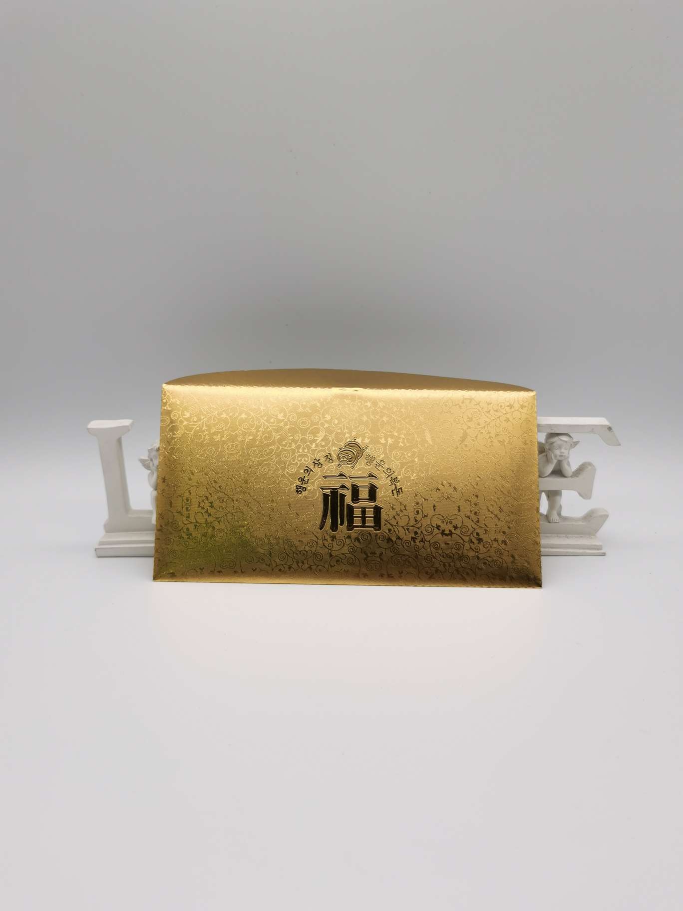Gold foil envelopes, creative envelopes and patterns are available for customization