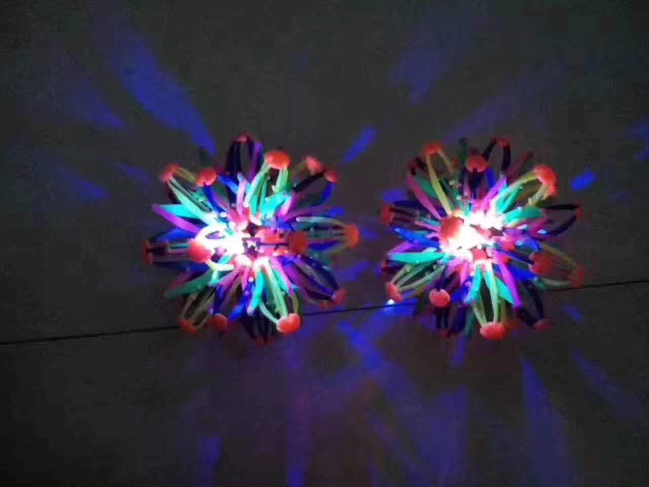 Large flash expansion ball universal magic ball blossoming ball expansion ball throwing ball contraction ball children's toy thumbnail