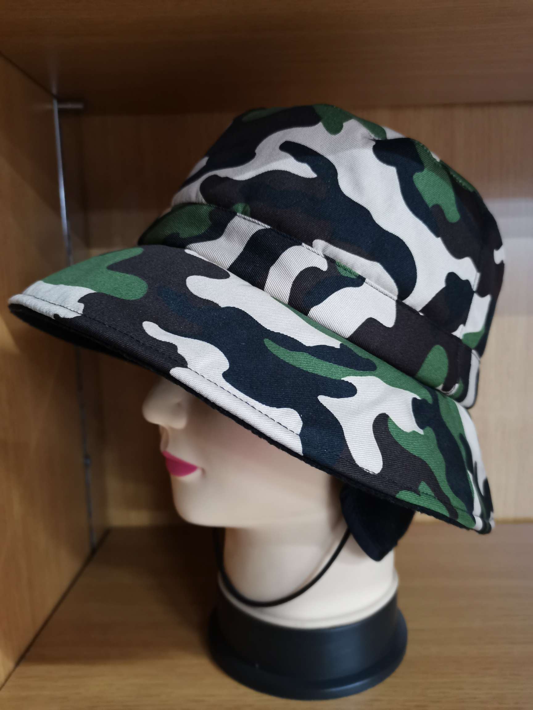 Autumn and winter camouflage ear-protecting fisherman hats, basin hats, sun hats, baseball caps, men's and women's warm winter hats details Picture