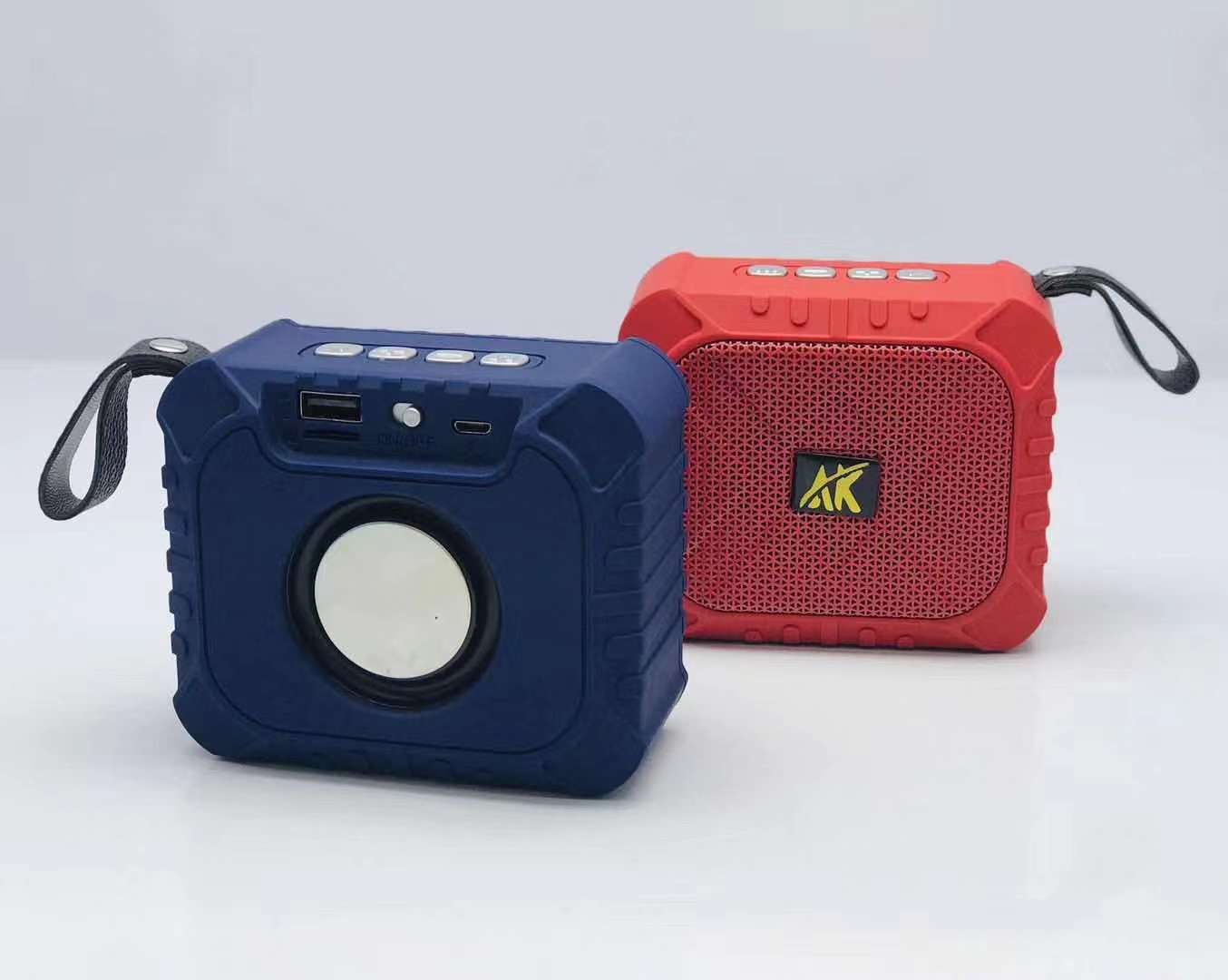 新款型号：AK-131蓝牙音响，便携小音响
装箱数：100 PC白底实物图