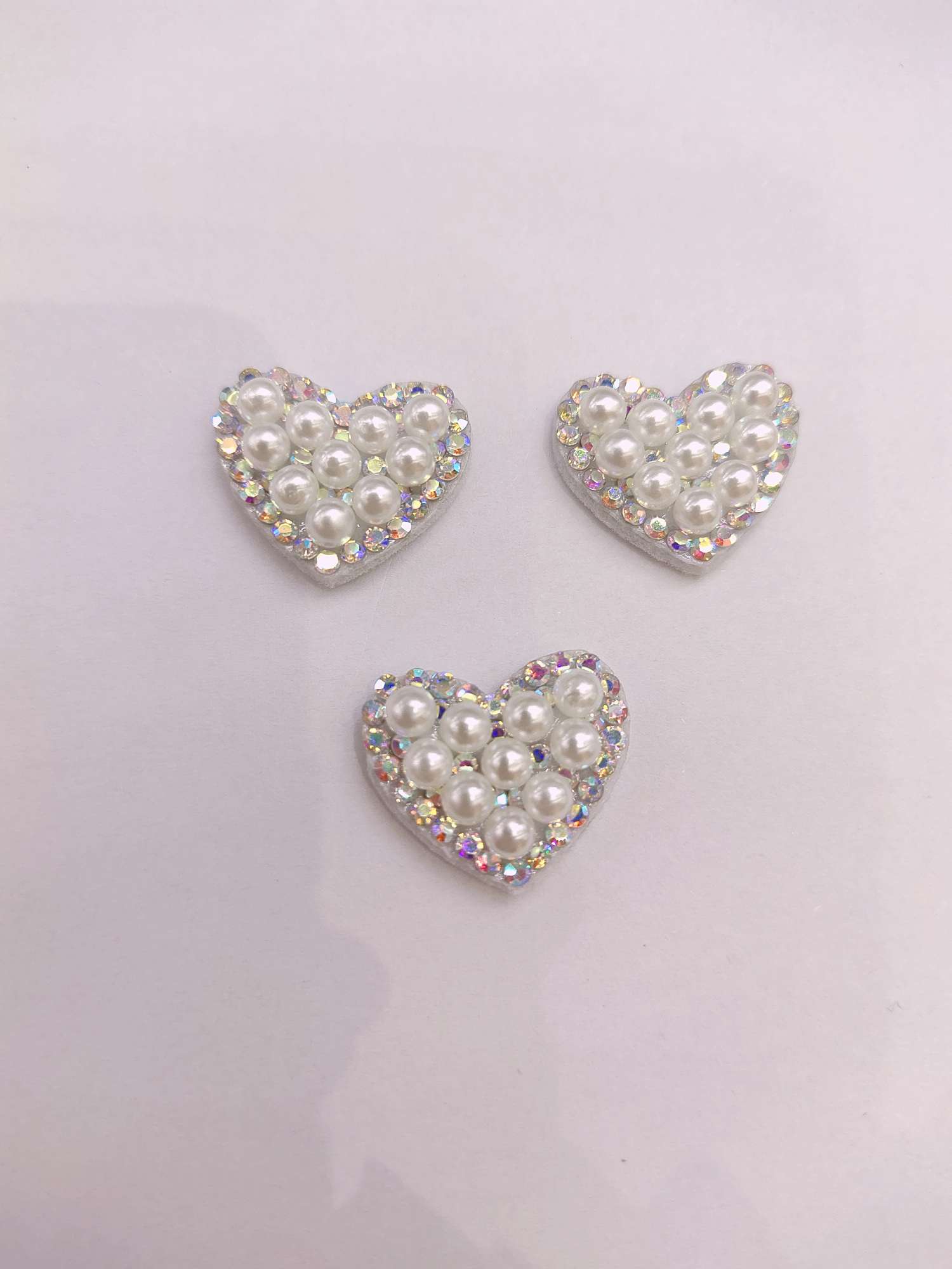 无纺布带珠小桃心一张306个 彩色612个可定做