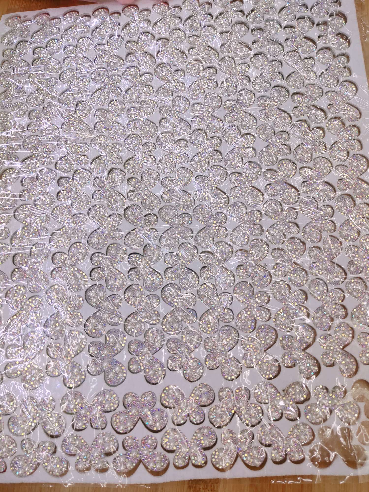 无纺布带珠中号蝴蝶一张128个起售 彩色 384个可定做白底实物图