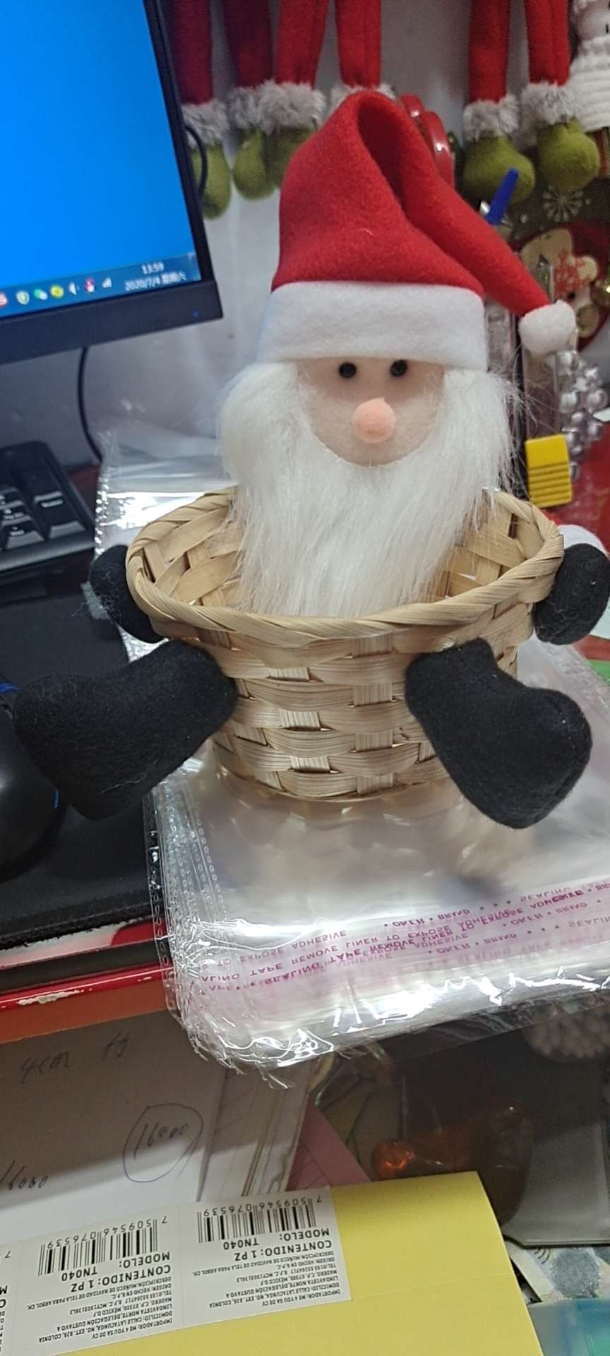 Large bamboo basket Santa Claus details Picture