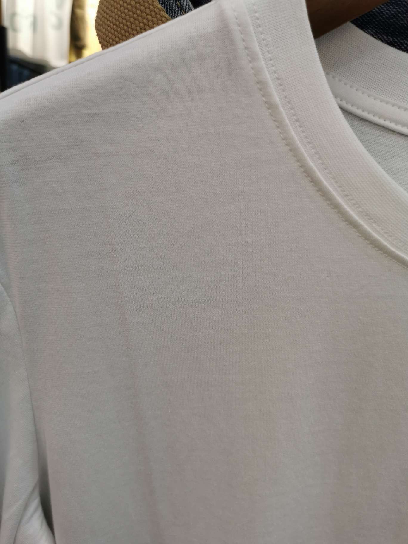 Fashionable and trendy men's casual T-shirt made of pure cotton details Picture