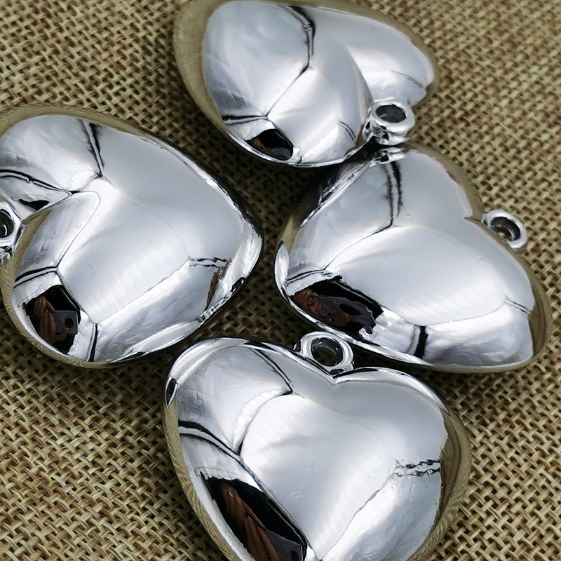 Diy solid heart-shaped acrylic jewelry, handicrafts, accessories, necklaces, keychains, heart-shaped pendants wholesale Application Scenario