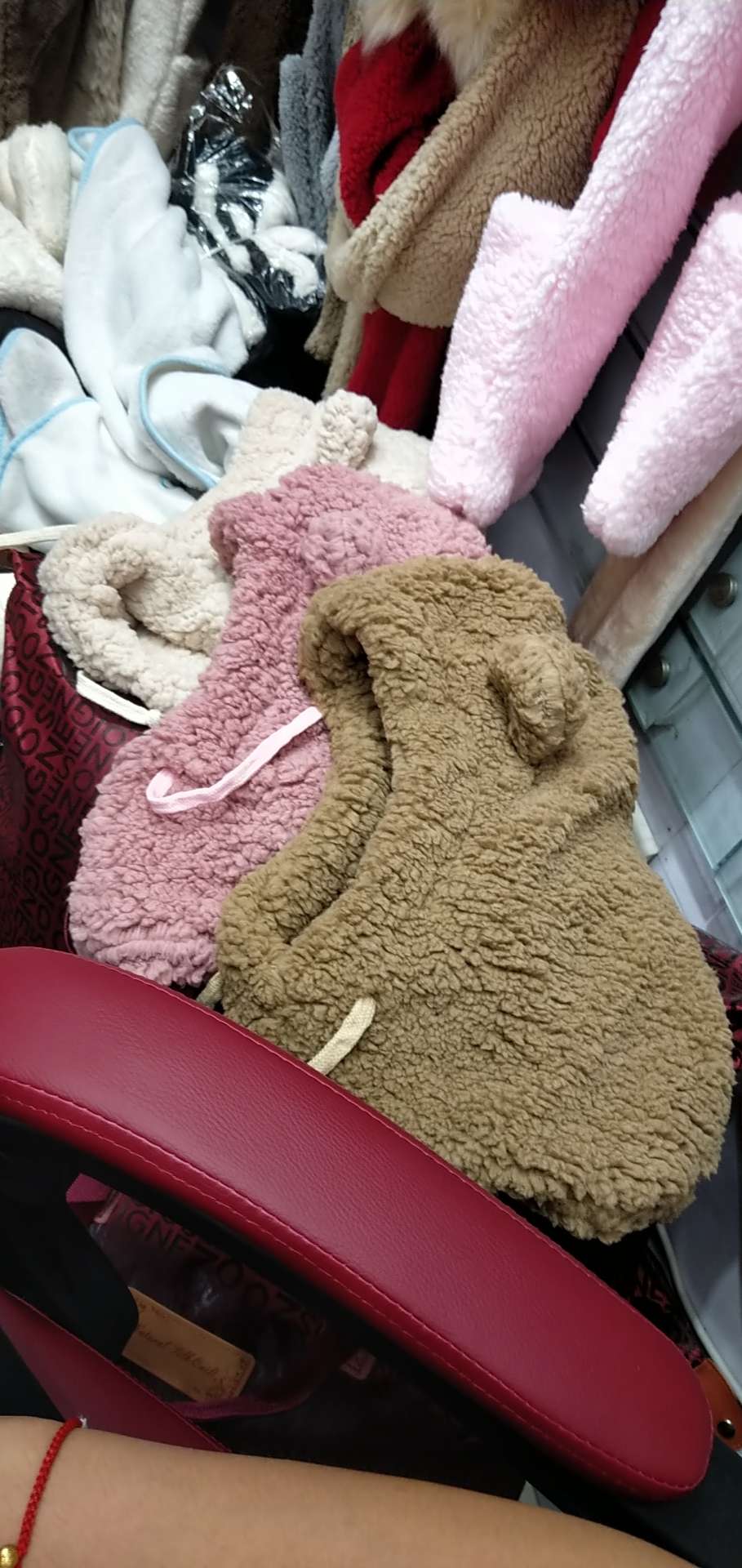 The hat and mask are detachable for women Specification image