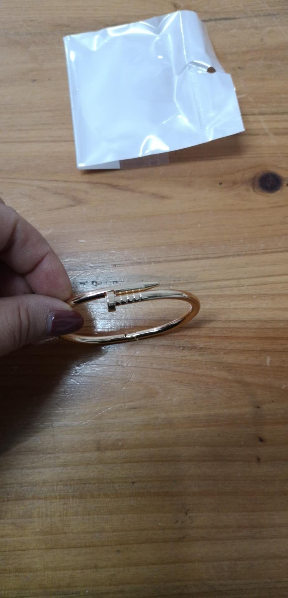 An 8-shaped exaggerated bracelet