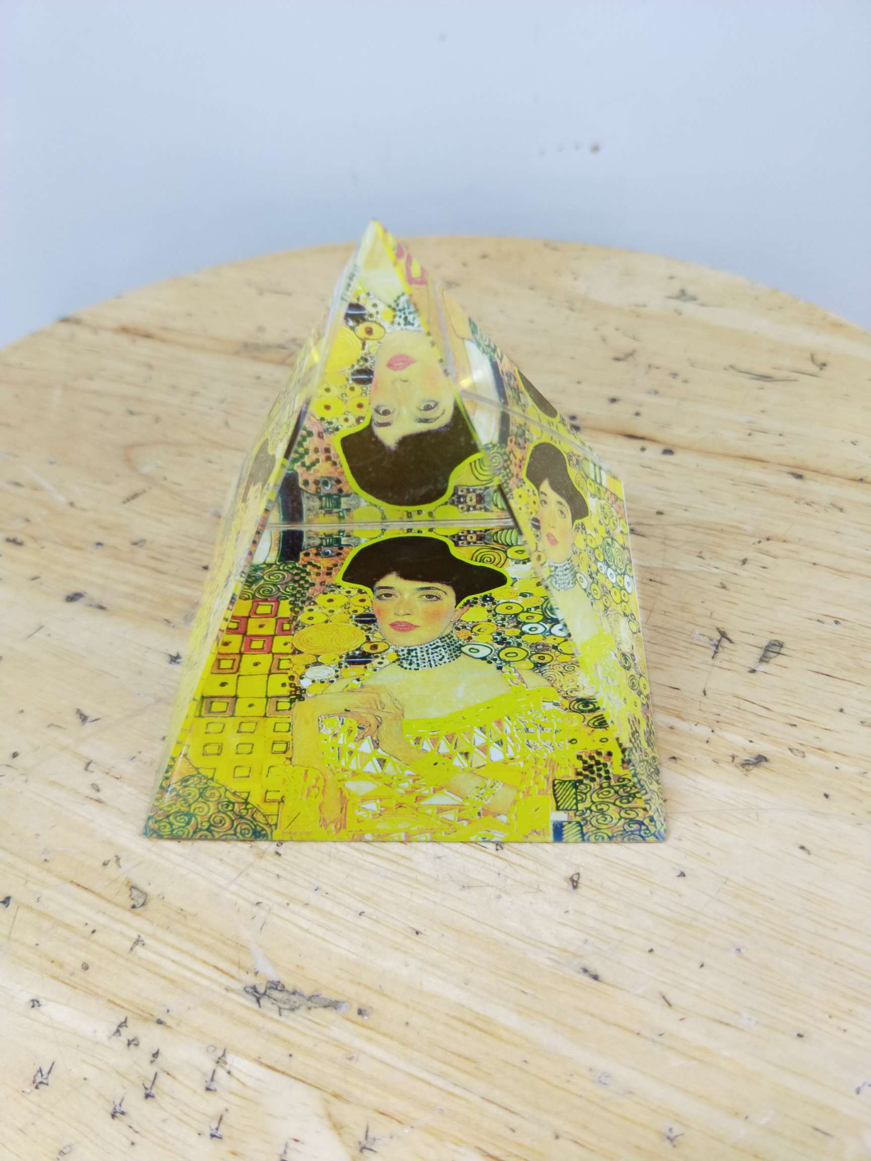 Pirámide de cristal