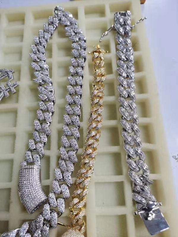 Cuban chain set with diamonds