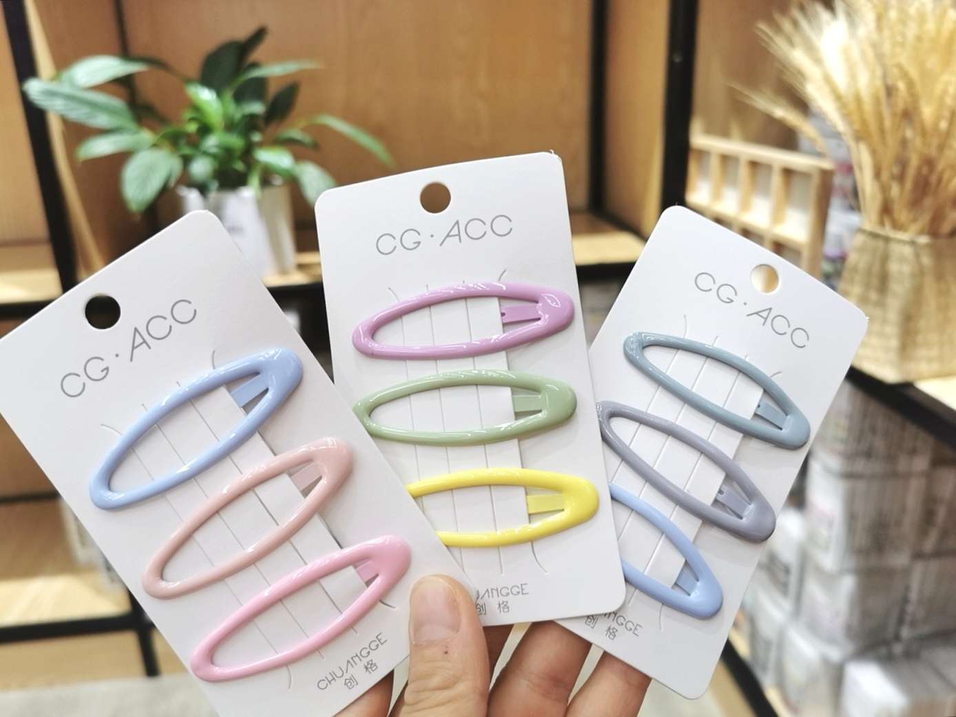 A popular bangs hair clip with a Korean duckbill clip and a simple one-line clip headwear