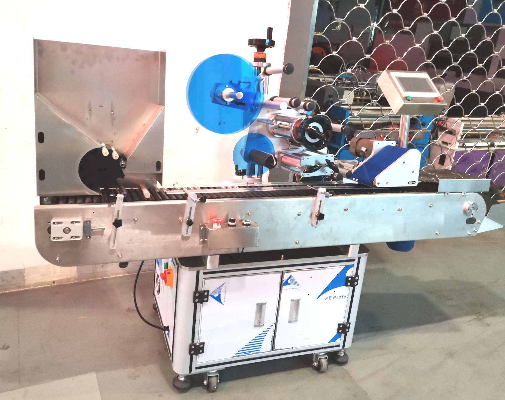 Hengkai Packaging Machinery's fully automatic horizontal small round bottle labeling machine Item Picture