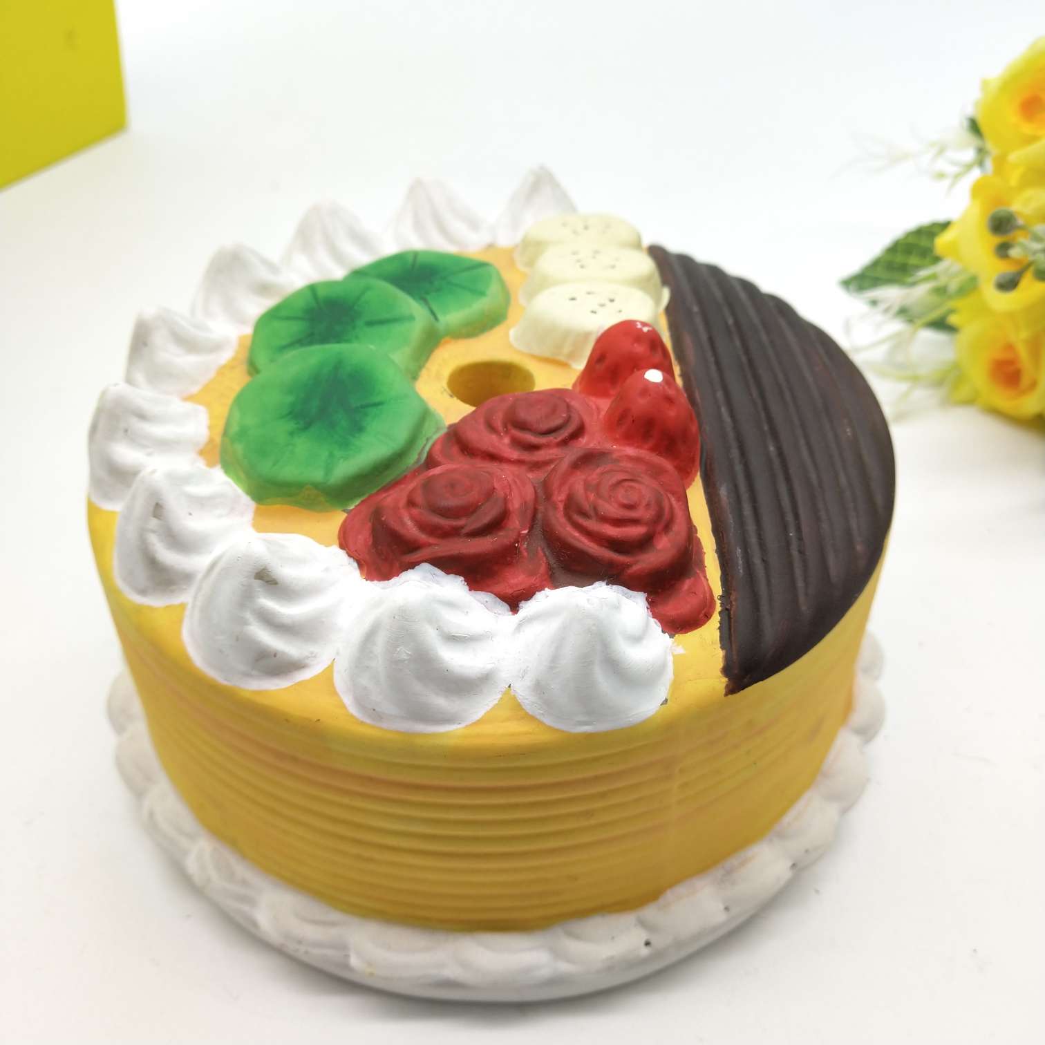 Large cake 🎂 ceramic piggy bank white base painted Application Scenario