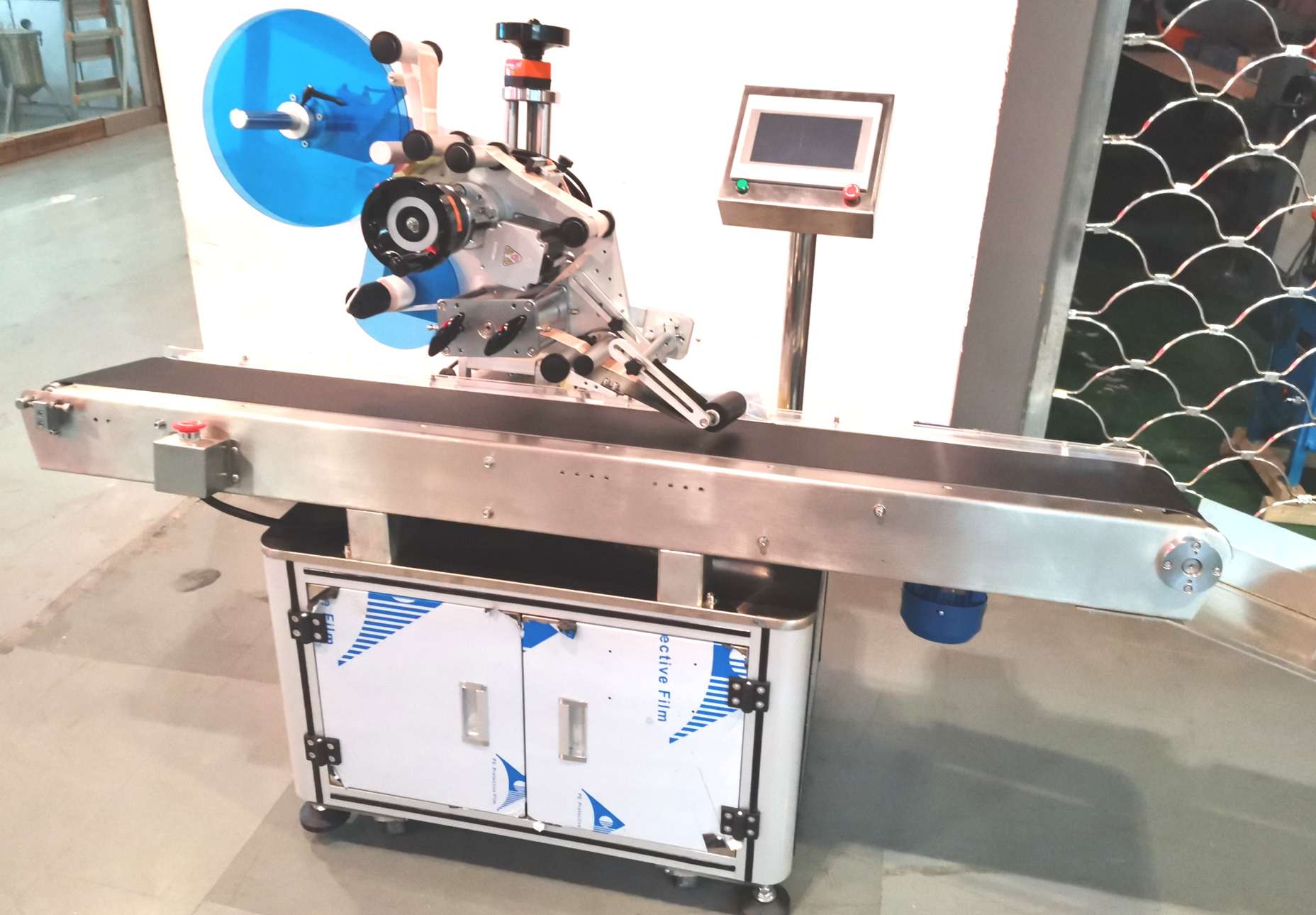 Hengkai Packaging Machinery's fully automatic flat surface labeling machine is of high quality, low price and operates with integrity